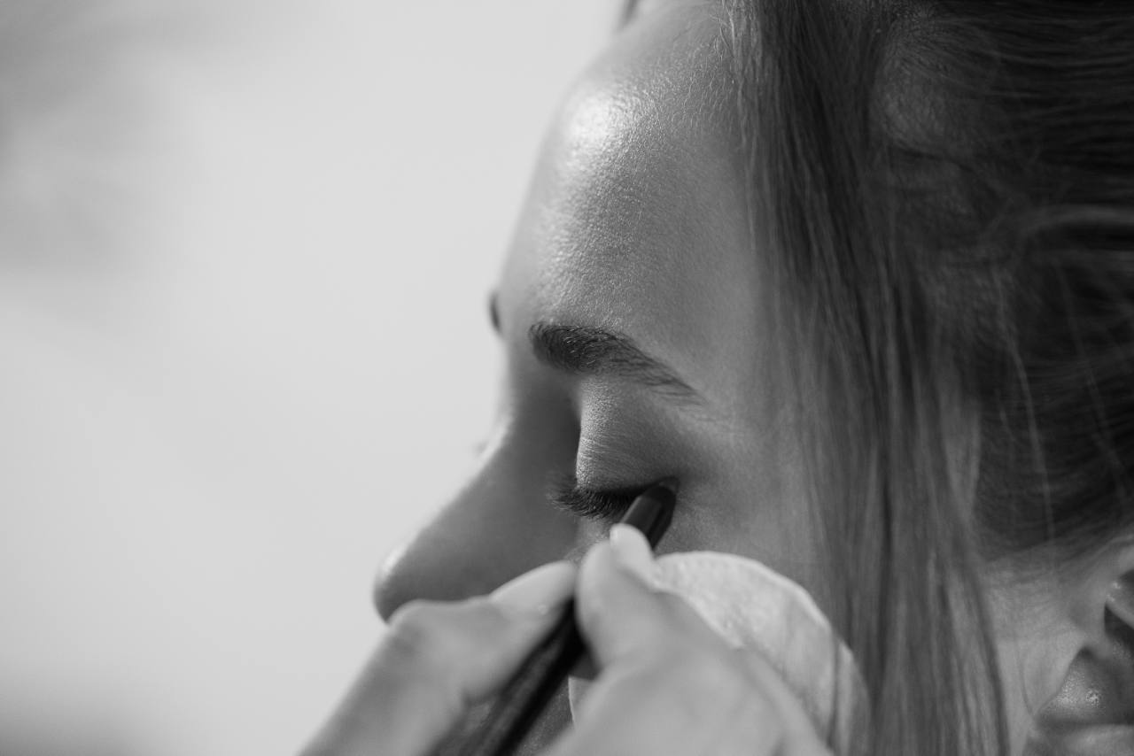 Portrait en noir et blanc d’une femme émue qui essuie une larme