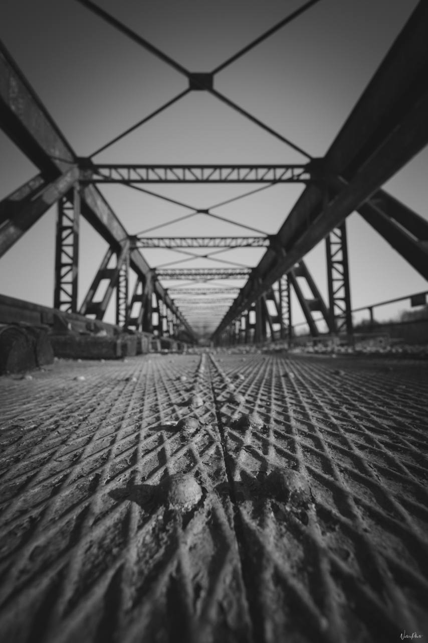 Pont métallique vu de l’intérieur, en noir et blanc
