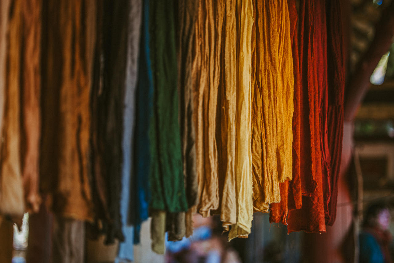 Tissus de toutes les couleurs suspendus sur un stand